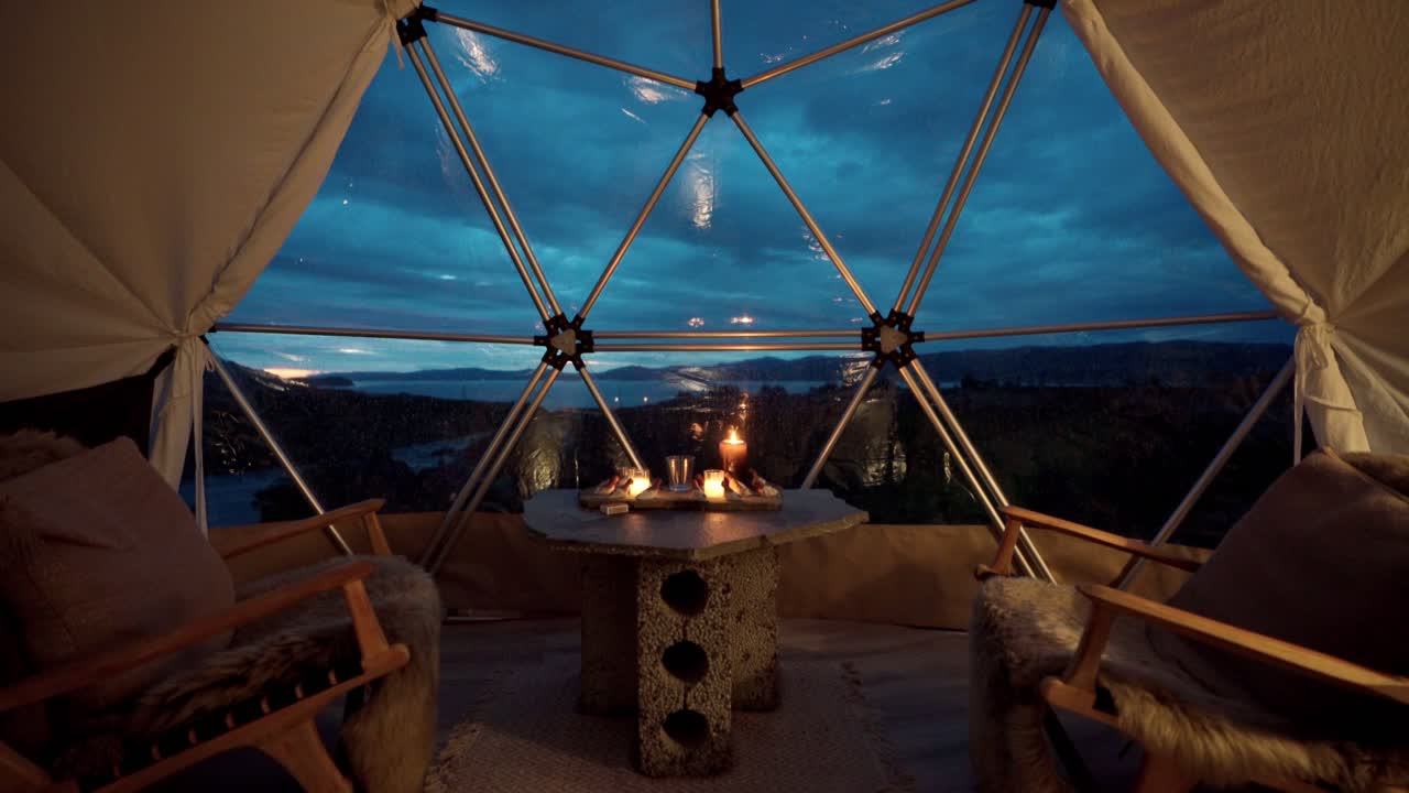 밤에 노르웨이 풍경의 아름다운 낭만적인 전망