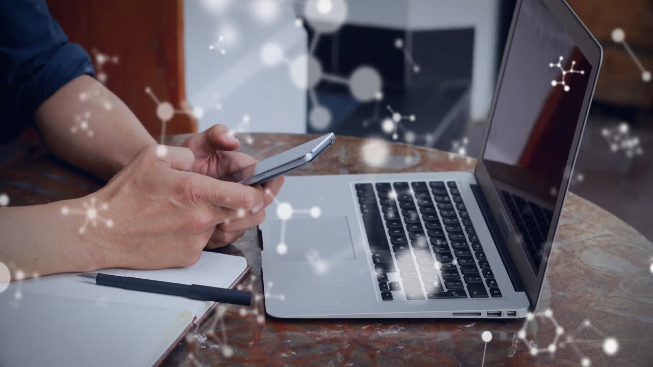 animazione di molecole su uomo caucasico usando smartphone