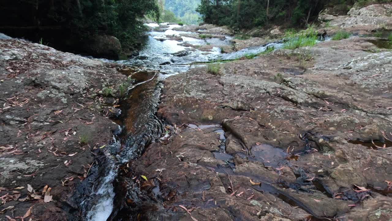 catarata en cascada sobre las rocas en springbrook, qld