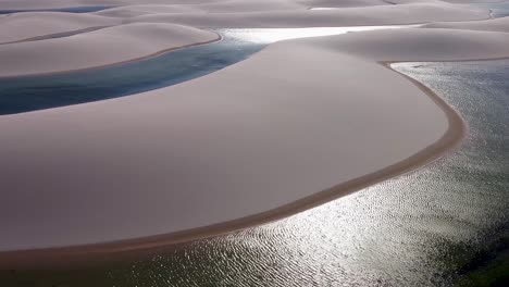 Paisaje-De-Olas-Paradisíacas-De-Lagos-De-Agua-De-Lluvia-Y-Dunas-De-Arena-Del-Parque-Nacional-Lencois-Maranhenses-Brasil