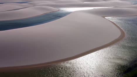 paisaje de olas paradisíacas de lagos de agua de lluvia y dunas de arena del parque nacional lencois maranhenses brasil