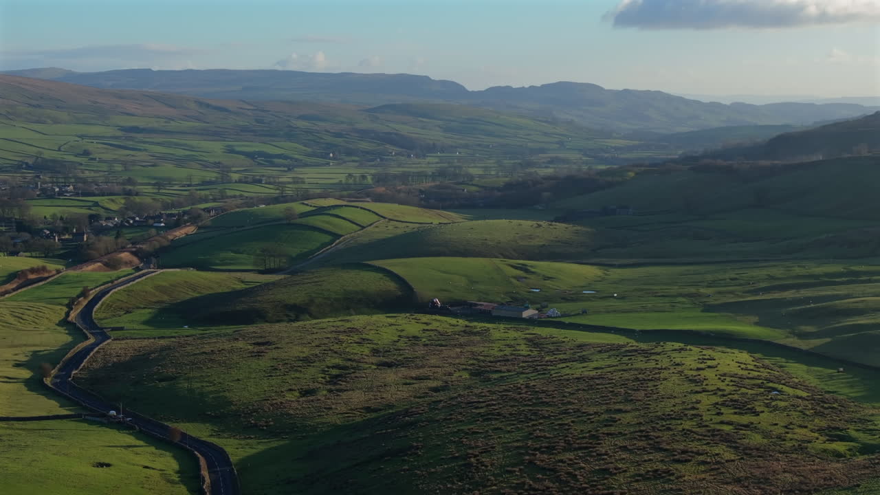Ripresa aerea introduttiva lungo la valle nelle Yorkshire Dales al tramonto, Regno Unito