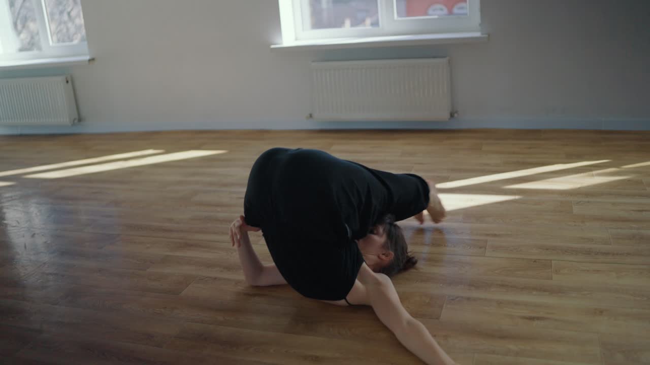 스튜디오에서 춤을 추는 여자