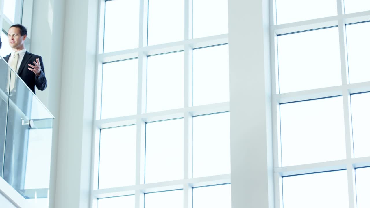 reunión del equipo de consultores de propiedades multiétnicos masculinos y femeninos