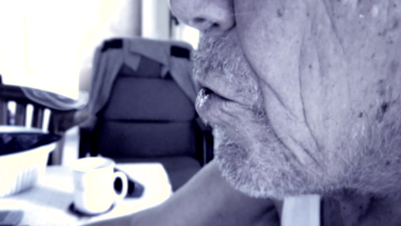 humo de anciano saliendo de su boca en cámara lenta