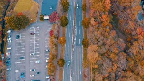 Vista-Aérea-Otoñal-De-Una-Carretera-En-El-Parque-En-Otoño