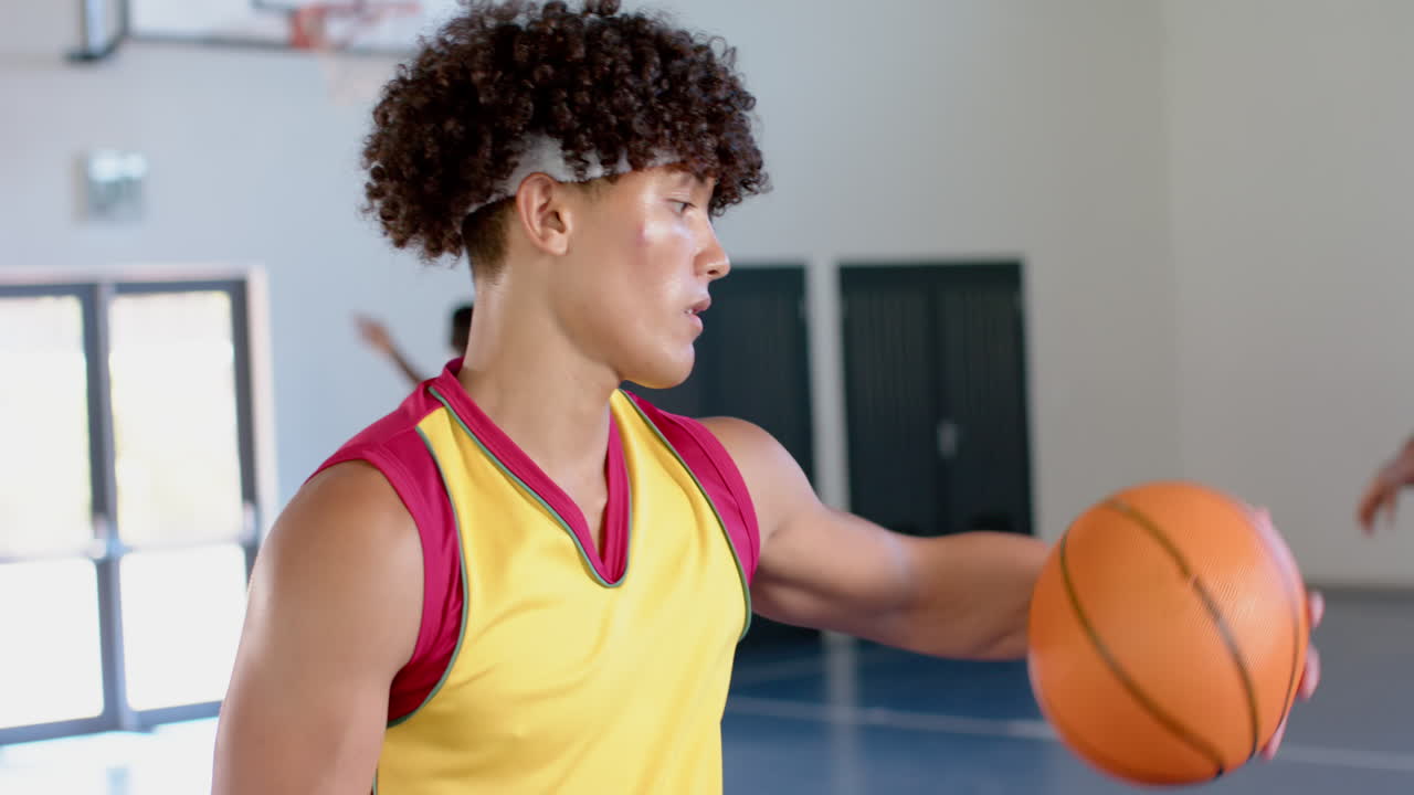 joven biracial en una cancha de baloncesto