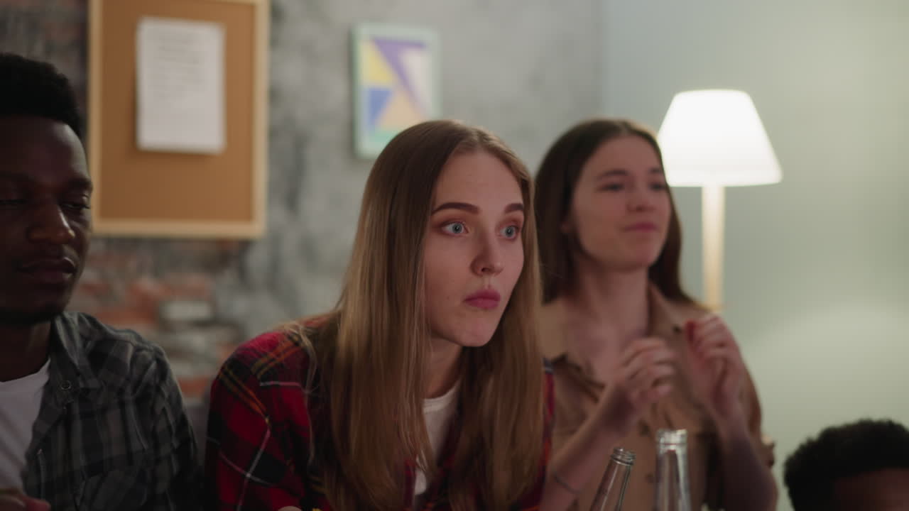 실패한 공격에 화가 난 여성은 친구들을 충격에 빠뜨리는 을 던집니다.