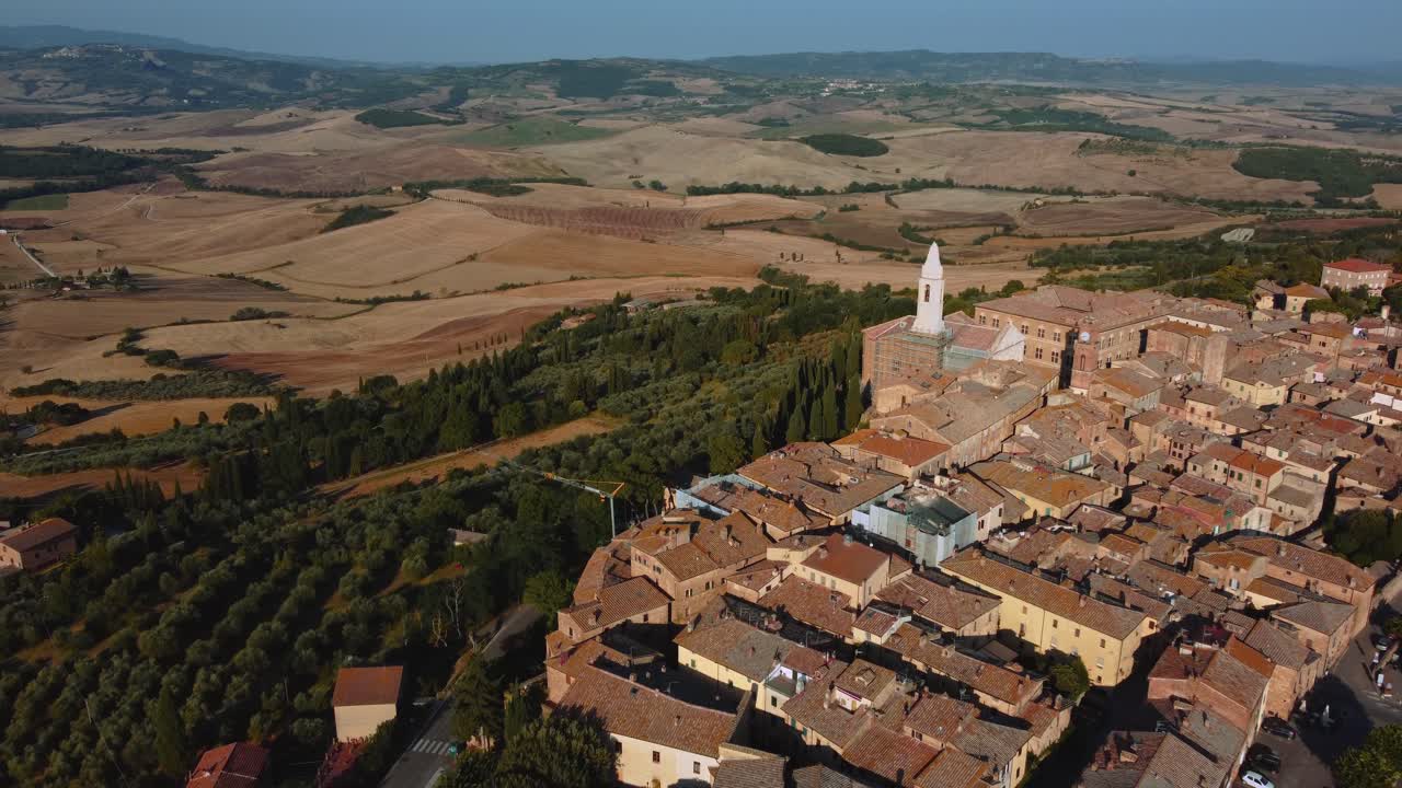 pienza es un hermoso pueblo antiguo en el corazón de val d' orcia cerca de siena en toscana, italia, una obra maestra de la arquitectura histórica mediterránea en el idílico paisaje con colinas
