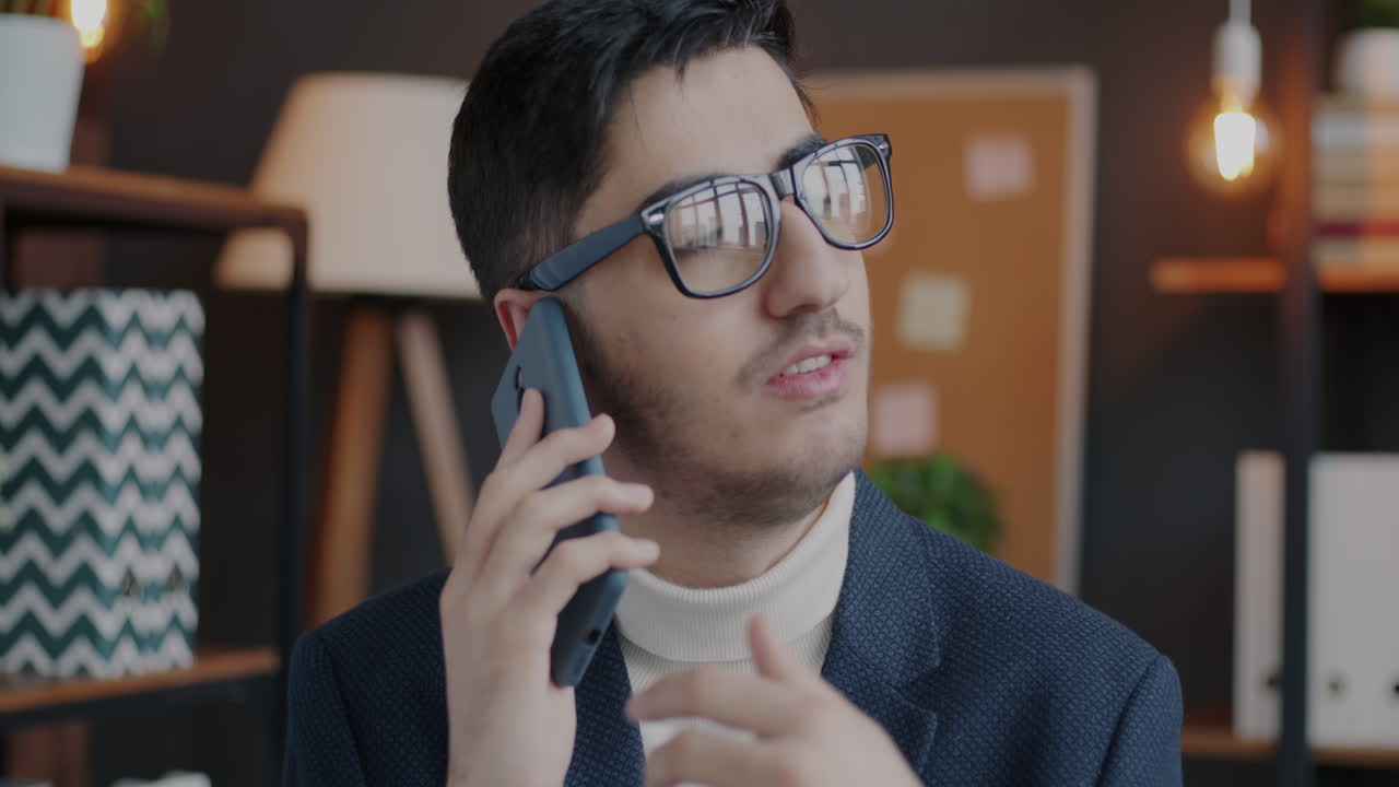 사무실에서 전화로 얘기하는 남자