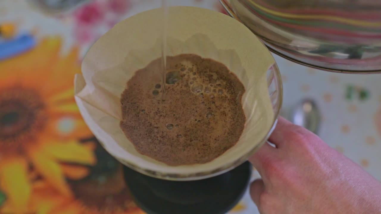 커피를 기 위해 부어 넣습니다.