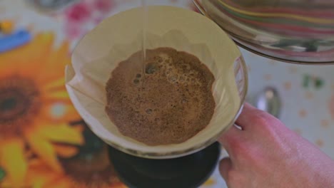 verter sobre la elaboración del café