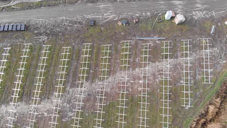 Amplia-Vista-Aérea-De-Una-Granja-Solar-En-Construcción-Con-Algunos-Paneles-Terminados-Y-Otros-Con-Solo-El-Marco