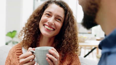 pareja feliz, sonrisa y café de una mujer