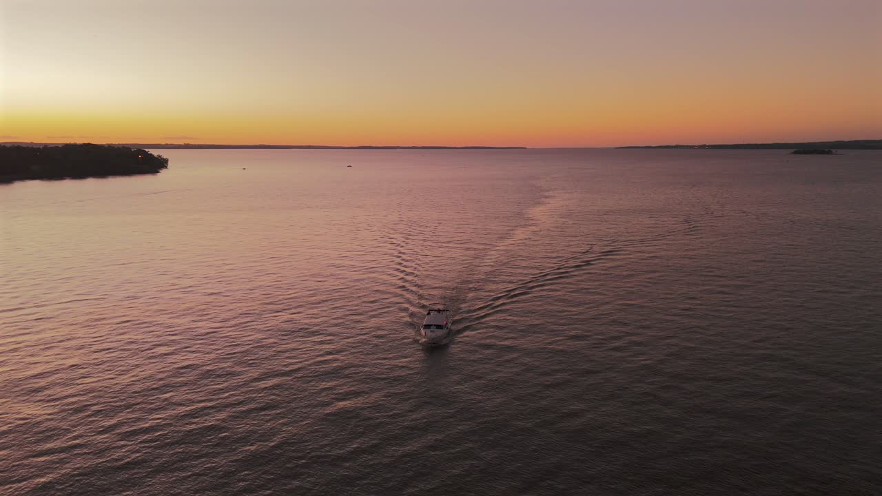 un crucero navegando por las aguas del río paraná al atardecer