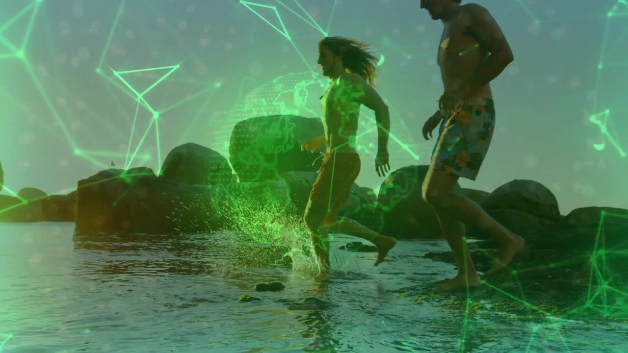 Mulher na frente caminhando, homem imitando, grupo correndo em piscinas naturais, sobreposição de globo tecnológico pulsando
