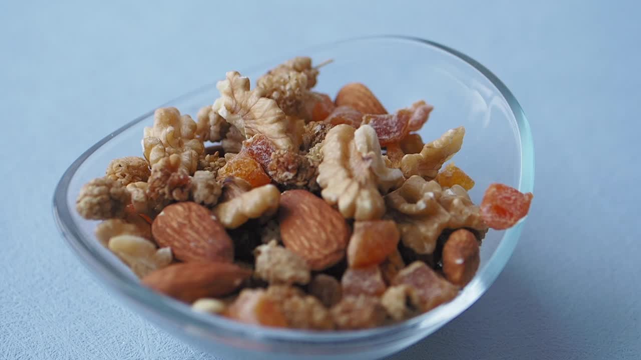Nøtteblanding og tørket frukt i en skål