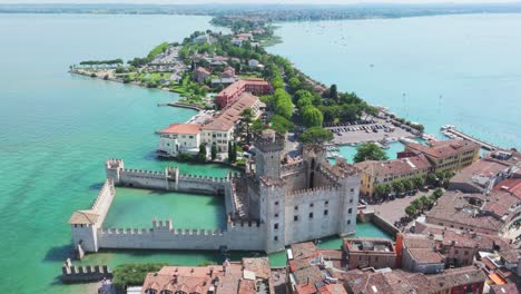 Große-Erhaltene-Königliche-Festung-Scaligero-Schloss-Sirmione-Italien