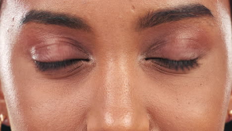 Ojos,-Mujer-Y-Rostro-Primer-Plano-Con-Bienestar-Visual