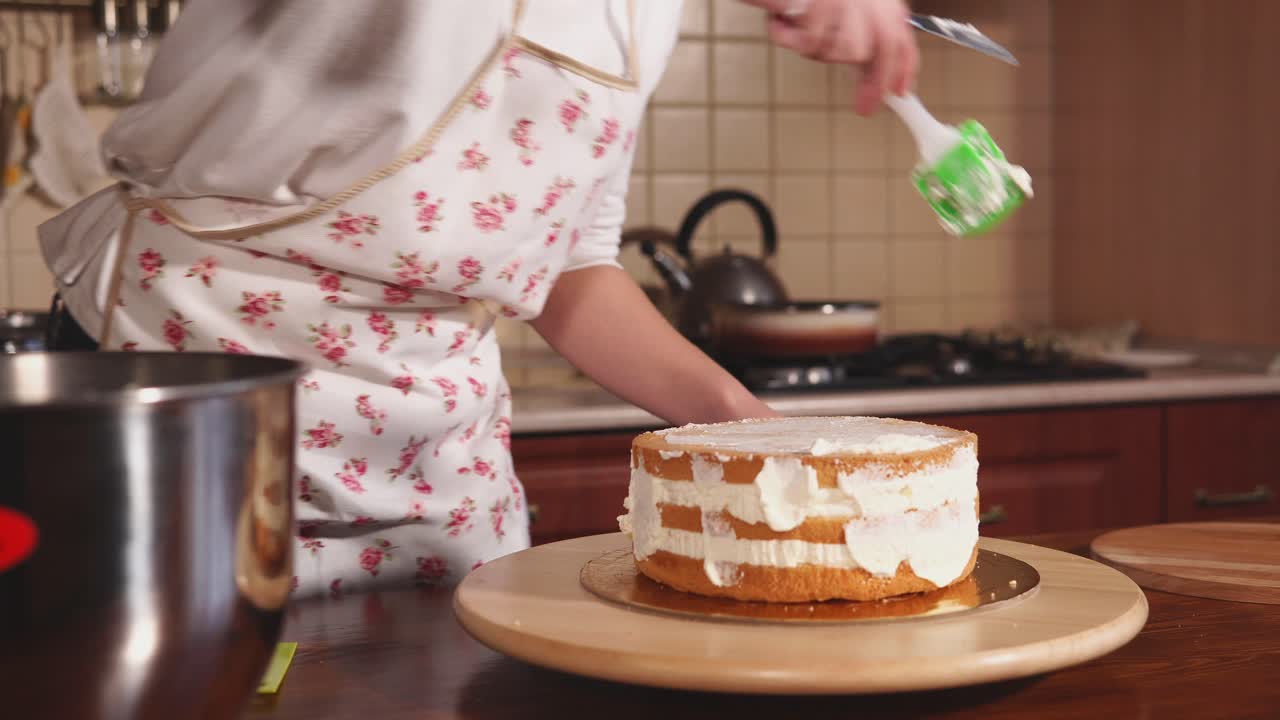 부 에서 층층 의 케이크 를 장식 하는 여자