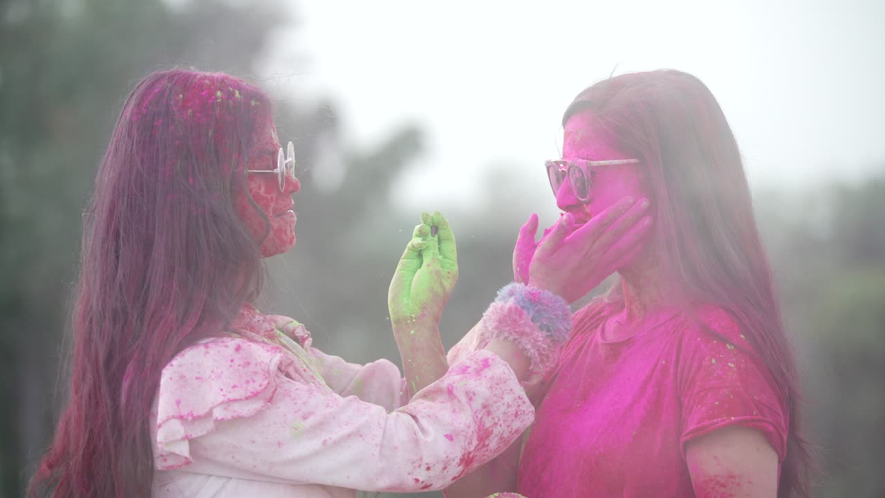 Ragazze che giocano alla celebrazione del Festival Indiano Holi in slow motion.