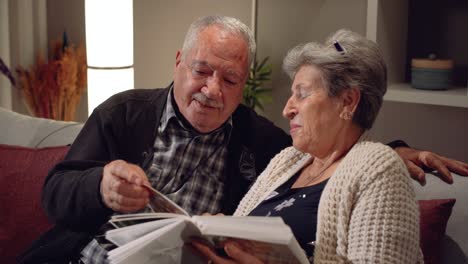 Momentos-Emocionales-De-Pareja-De-Ancianos.