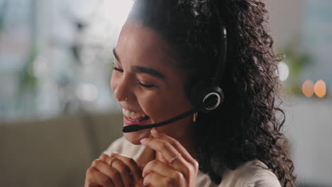 representante de servicio al cliente feliz