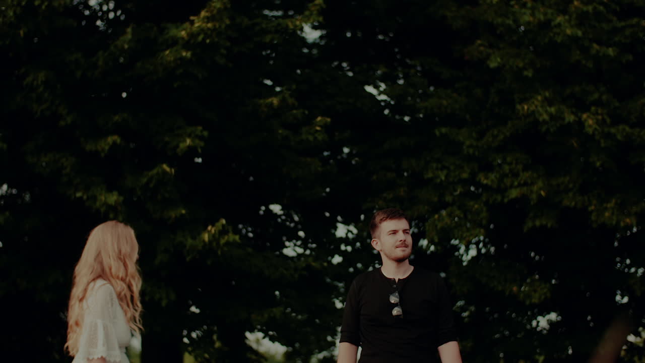 남자를 지원하는 긍정적인 젊은 잘생긴 여자