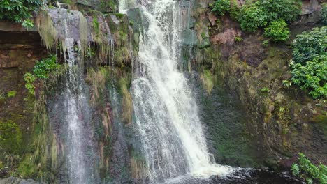 imágenes aéreas de un dron de una alta cascada rocosa en los valles de yorkshire, centavos