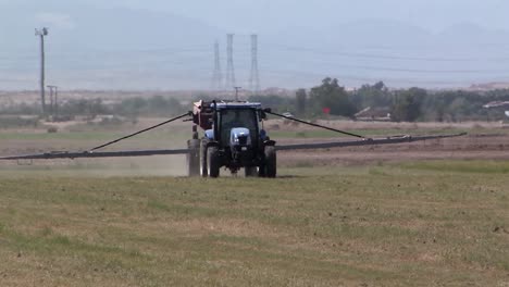 Tractor-Arando-El-Campo-De-Alfalfa-En-California,-Estados-Unidos