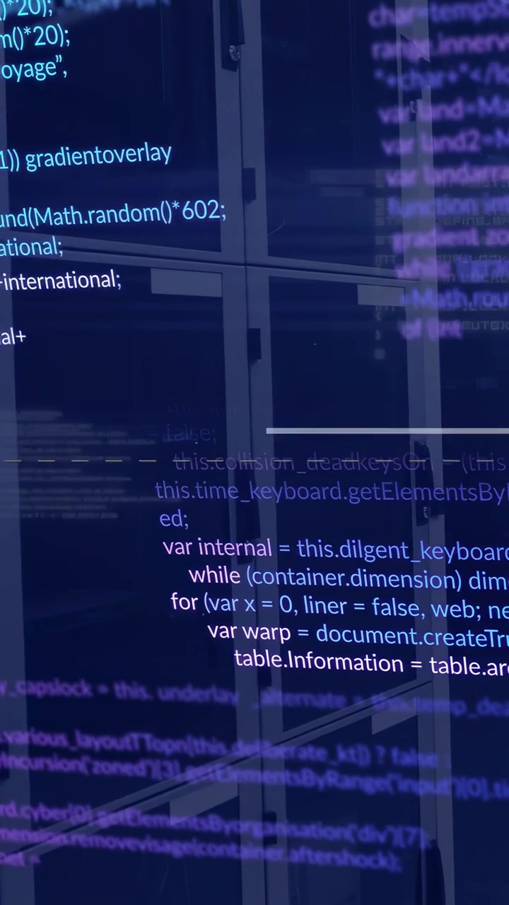 Vertikal video: Kameraforskydning forårsager kode-overlay, der ruller over racks, viser IT-status, hvid bjælke