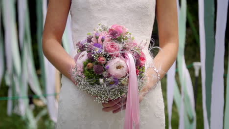 novia sosteniendo un hermoso ramo de flores