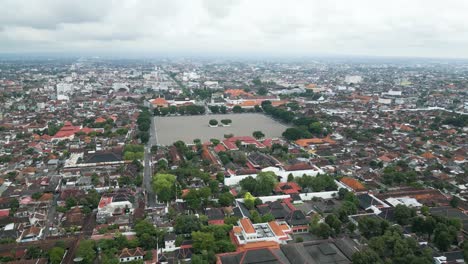Toma-Aérea-De-Drones-De-Viviendas-Y-Plaza-Norte-En-Yogyakarta