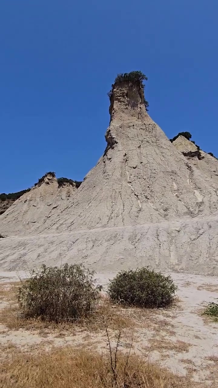 Fenomeno Geologico di Komolithi a Creta, caratterizzato da formazioni uniche di argilla bianca, forme paesaggistiche surreali, modelli di erosione naturale e rare strutture terrestri in un suggestivo ambiente mediterraneo.