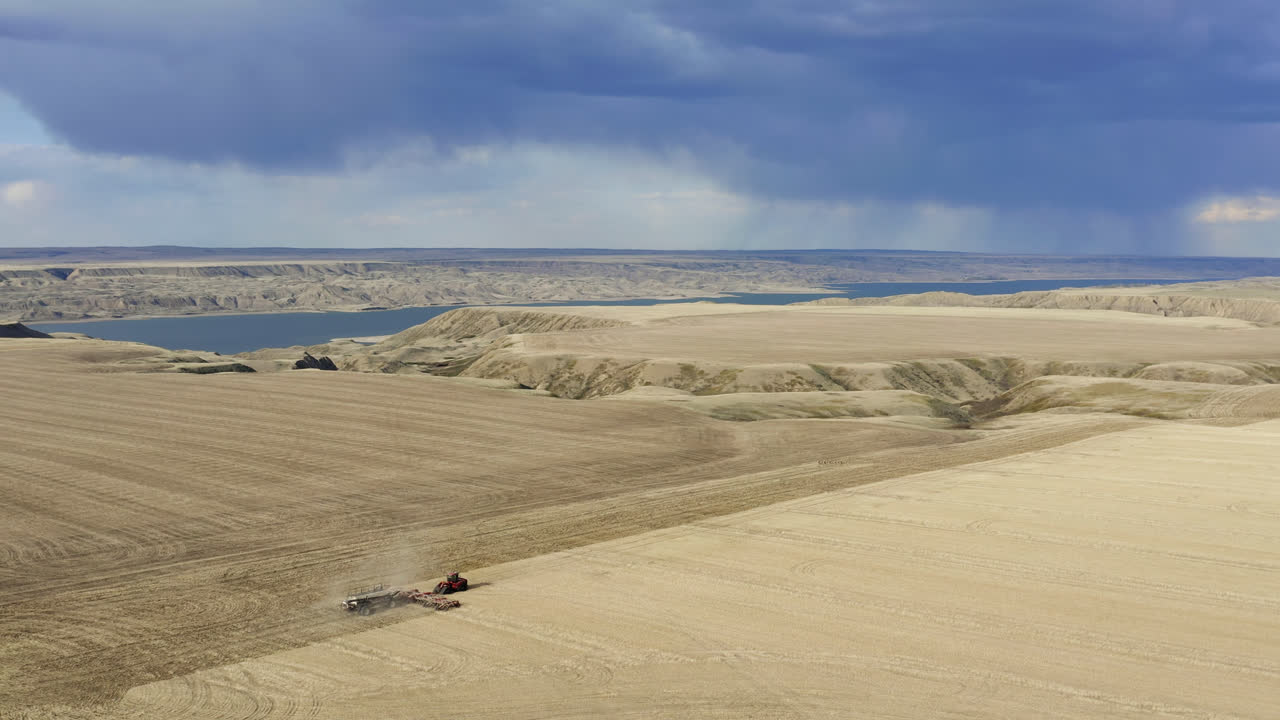 캐나다 서스캐처원에 있는 들판에 농작물을 파종하는 농업용 트랙터의 조감도