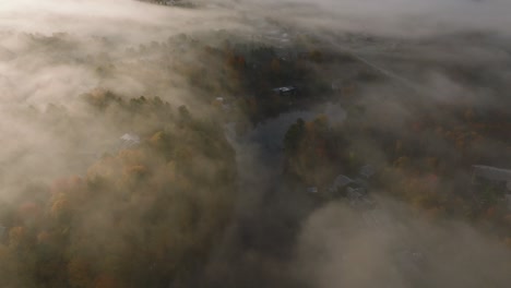 Volando-En-La-Ciudad-De-Sherbrooke-Cubierta-De-Nubes-Nubladas-Durante-La-Temporada-De-Otoño-En-Quebec,-Canadá