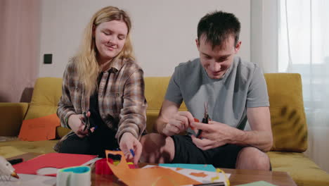 pareja haciendo artesanía en casa