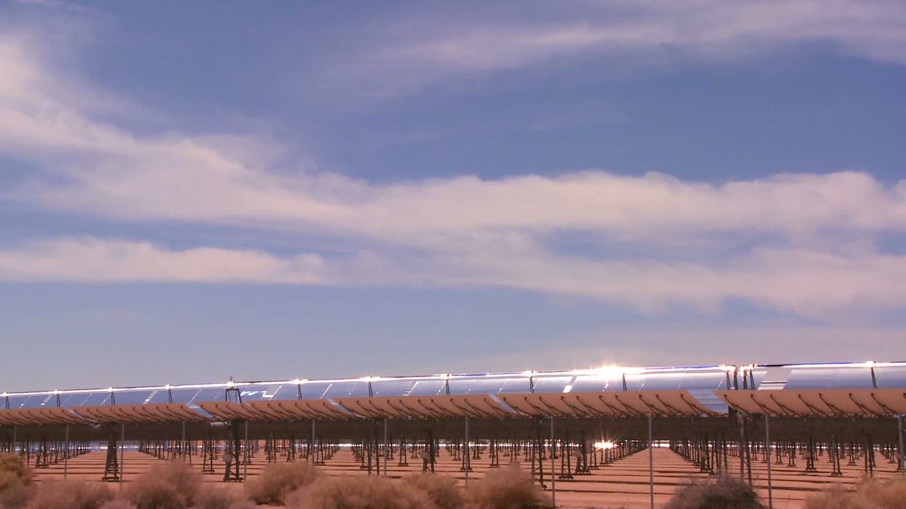 사막에 있는 태양열 발전소 위에 구름의 시간 경과