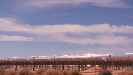 lapso de tiempo de las nubes sobre una granja generadora de energía solar en el desierto