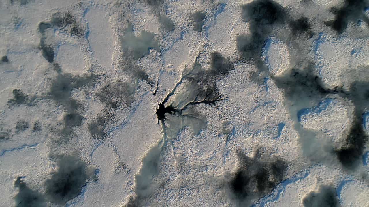 Il ghiaccio su un lago si scioglie in una calda giornata primaverile in Canada