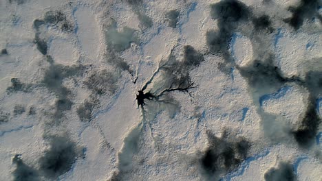 El-Hielo-En-Un-Lago-Se-Está-Derritiendo-Durante-Un-Caluroso-Día-De-Primavera-En-Canadá