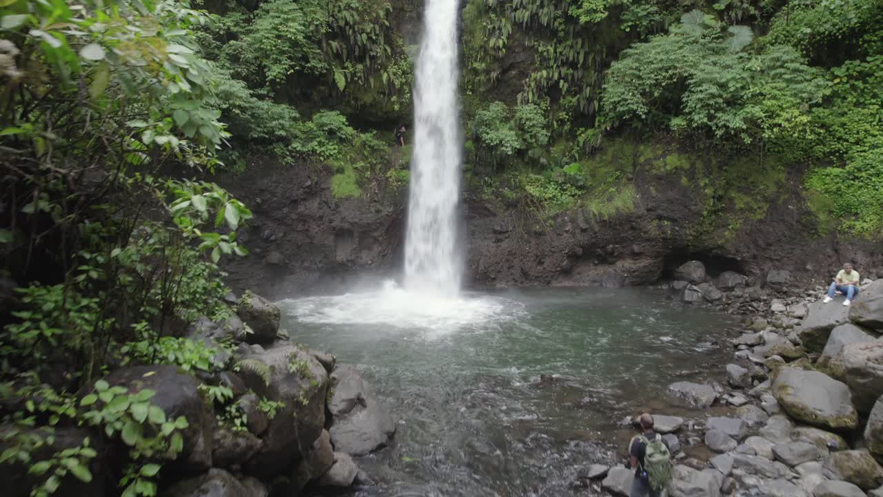 una cascada epica en costa rica