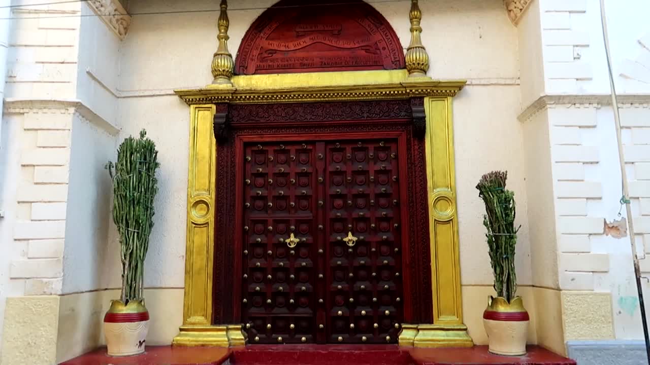 vista de establecimiento de la puerta india de estilo elegante en el barrio indio de zanzíbar