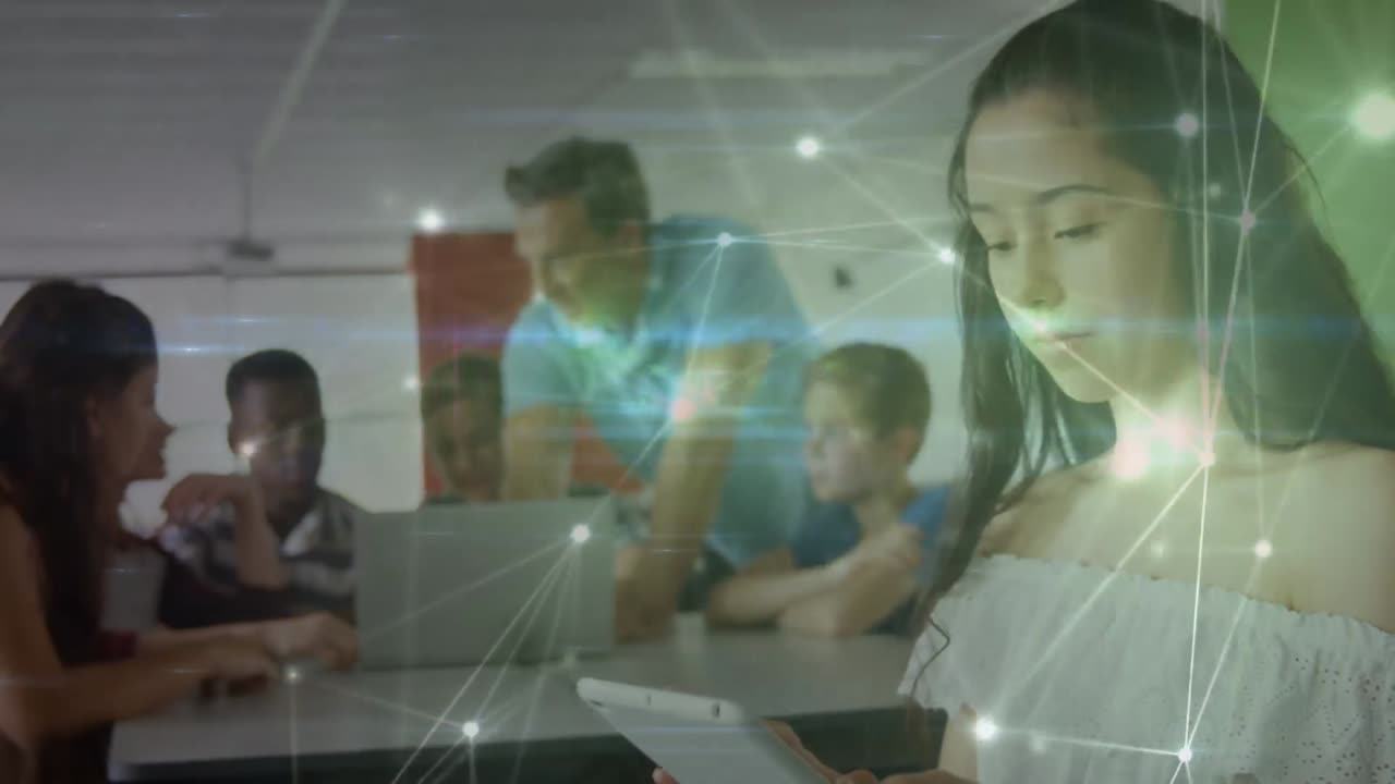 animación del procesamiento de datos en diversos estudiantes que usan computadoras portátiles