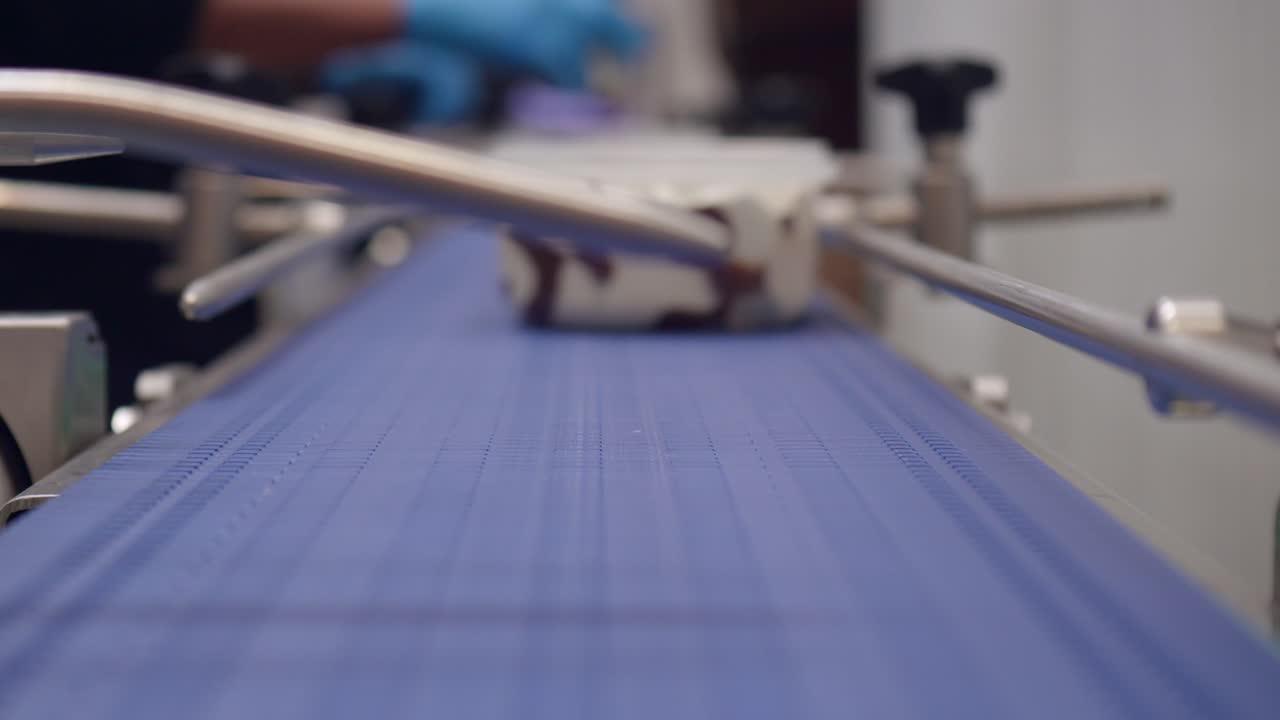 fotografía de cerca del cinturón de producción en una fábrica de helados