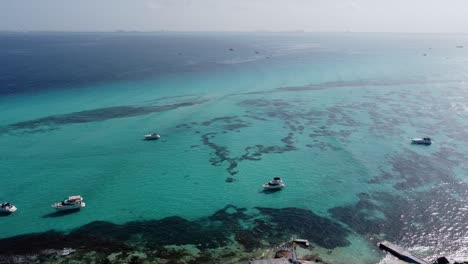 墨西哥昆塔納魯島 (quintana roo) 的 isla mujeres 島的南邊,一座木製碼頭上空拍攝的無人機