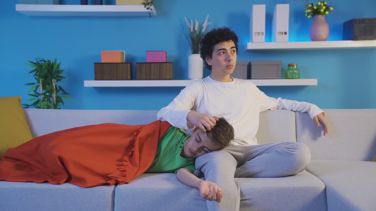 동생이 동생을 잠들게 하고 있어요.