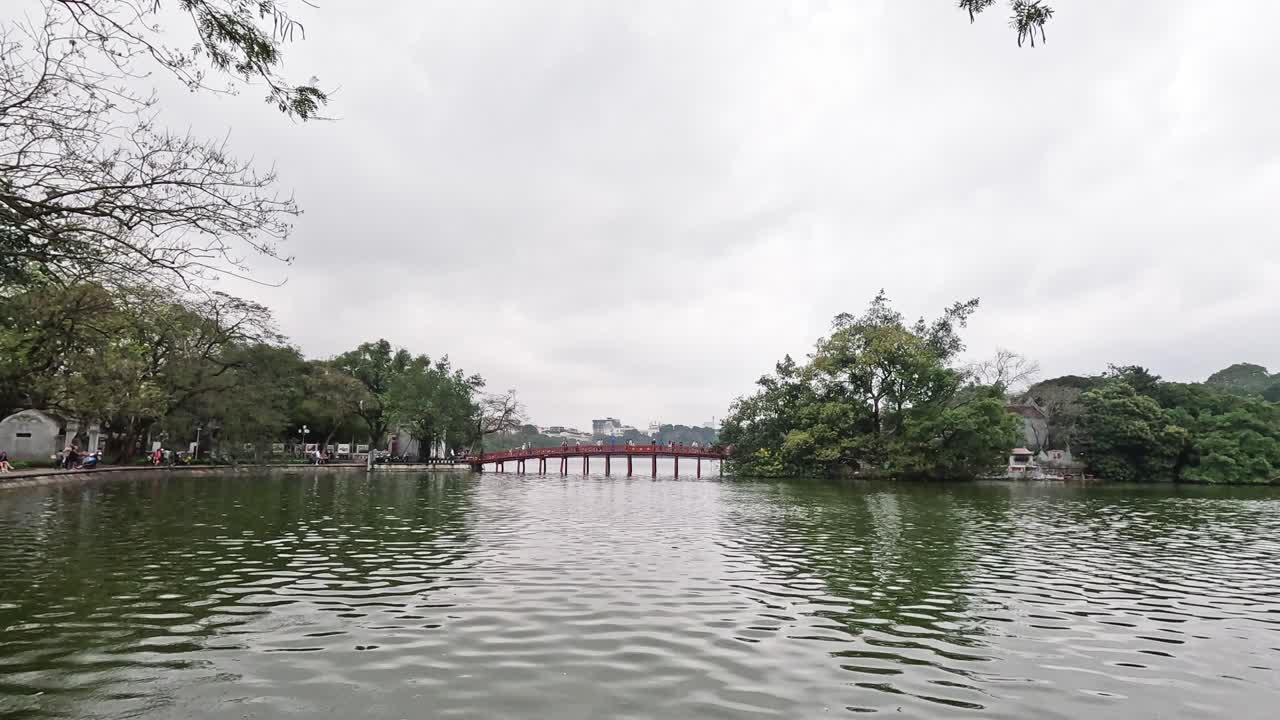 평온한 물, 나무, 그리고 상징적인 은 다리