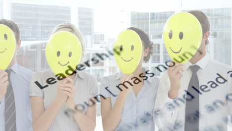 스마일리 얼굴 풍선을 들고, 리더십 정의 애니메이션 위에 서 있는 사람들