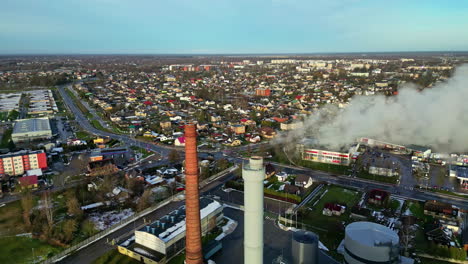 Drone-Aéreo-Panorámico-Planta-Térmica-Chimenea-De-Energía-Emisiones-De-Humo-Cerca-De-La-Ciudad